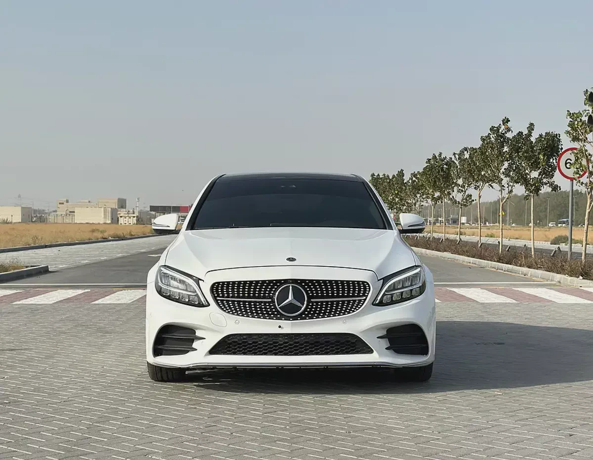 Mercedes-Benz C200 AMG Line | 2019 | GCC | 135,000 km | White / Burgundy-4-4