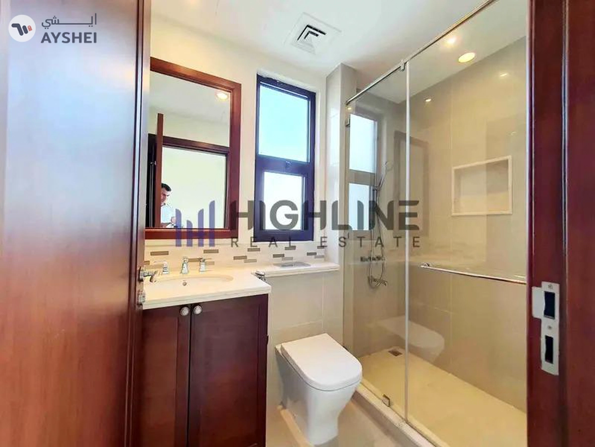 Elegant 5-Bedroom Spanish Villa with Timeless Charm-10-10
