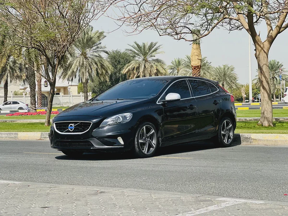 VOLVO V40 R DESIGN MODEL 2016 FULL SERVICE HISTORY IN STORY