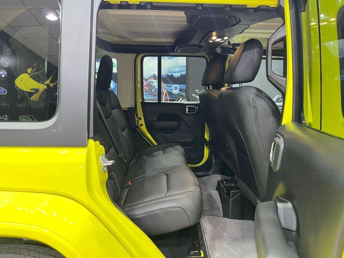 Jeep Wrangler Unlimited SPORT 3.6L A/T-19-0