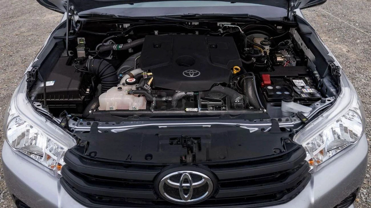 Toyota Hilux 2.4 DIESEL-8-8