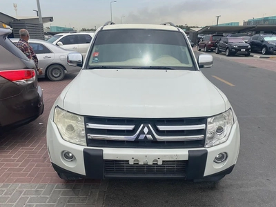 Mitubshi pajero 2008 white color GCC calen car-1