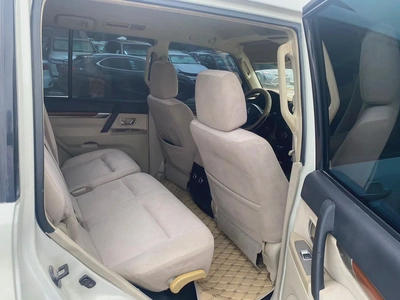 Mitubshi pajero 2008 white color GCC calen car-2