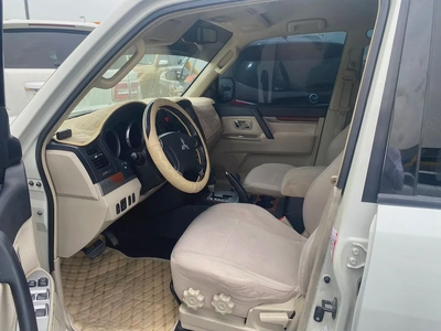Mitubshi pajero 2008 white color GCC calen car-3