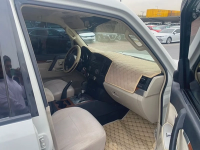 Mitubshi pajero 2008 white color GCC calen car-4