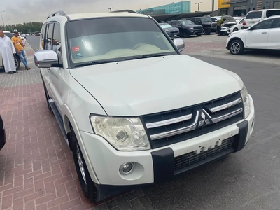Mitubshi pajero 2008 white color GCC calen car-7