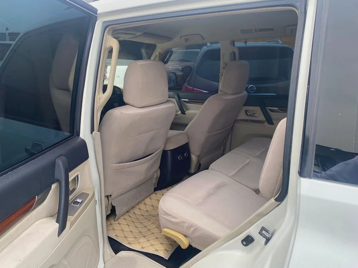 Mitubshi pajero 2008 white color GCC calen car