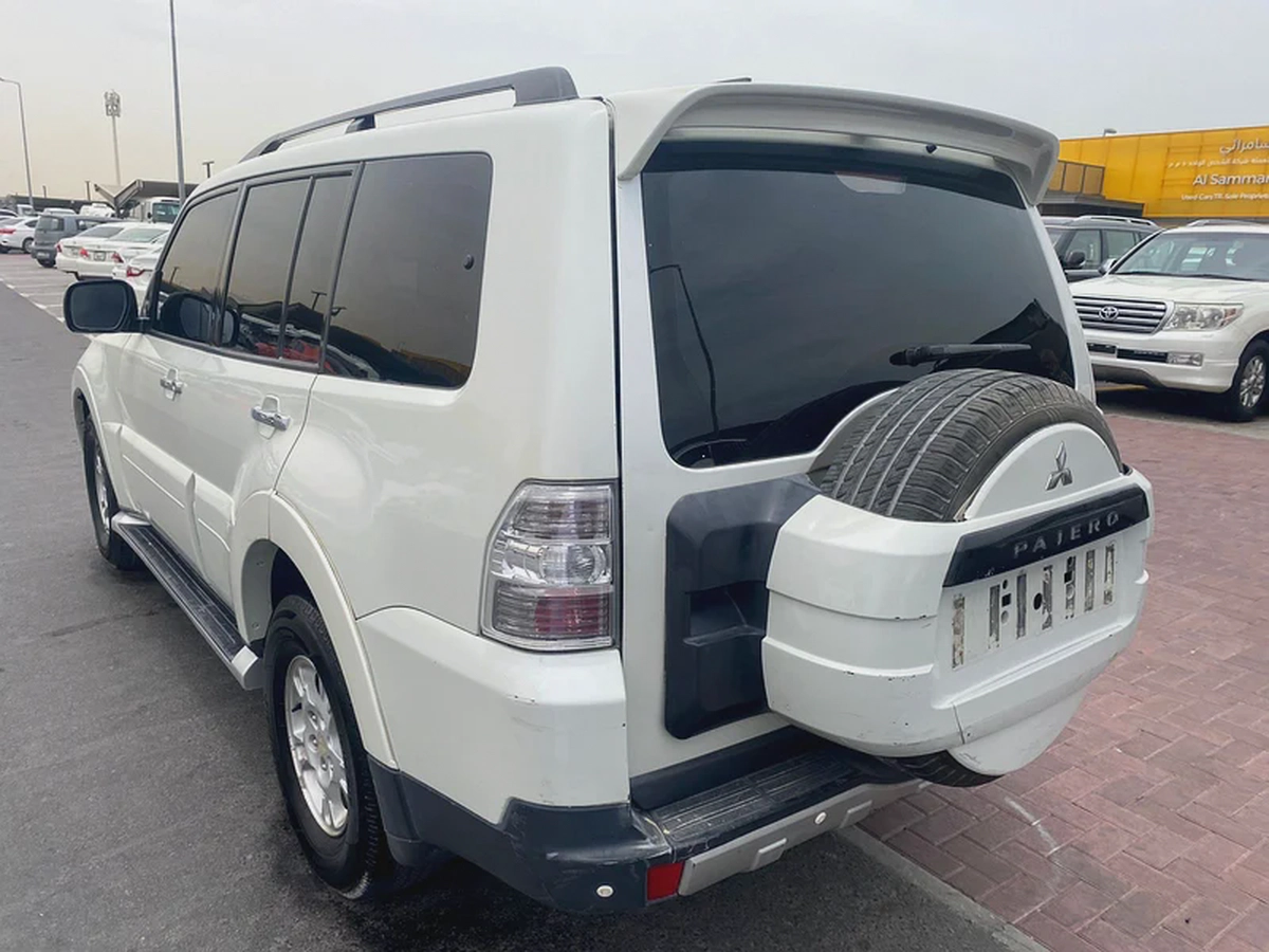 Mitubshi pajero 2008 white color GCC calen car