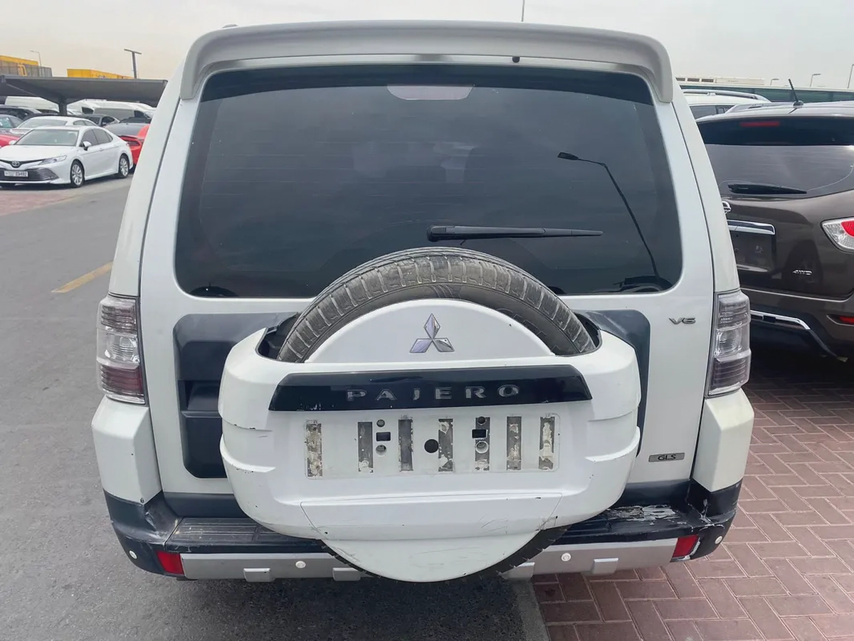 Mitubshi pajero 2008 white color GCC calen car