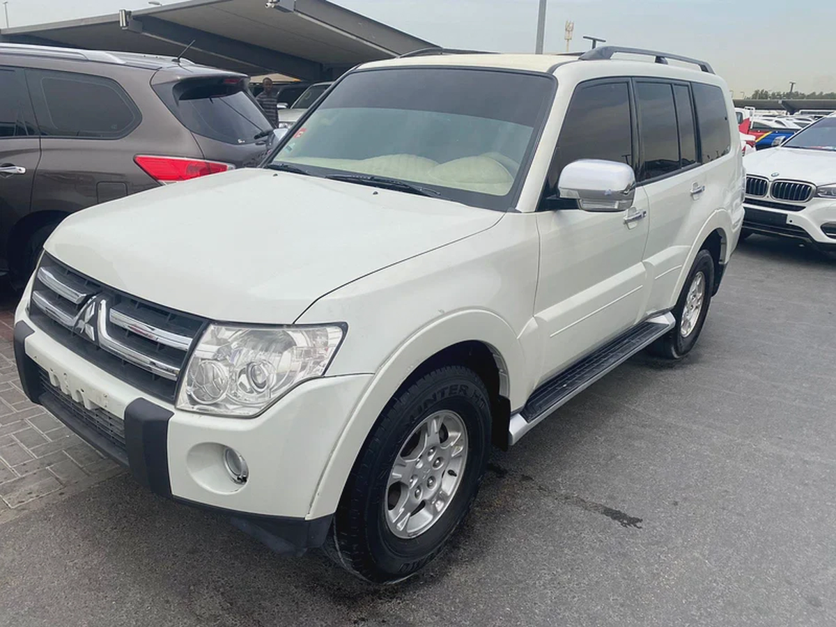 Mitubshi pajero 2008 white color GCC calen car