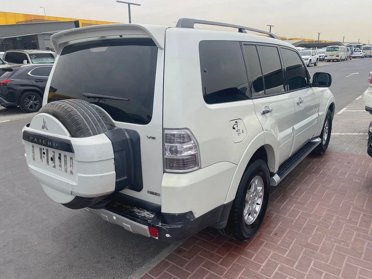 Mitubshi pajero 2008 white color GCC calen car