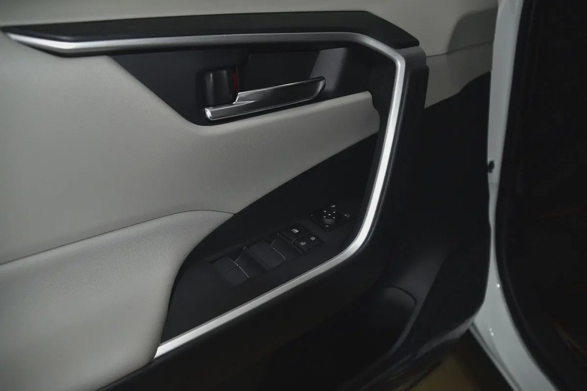 Toyota RAV4 Adventure 2023 GCC Specs ll 0km ll-7-7