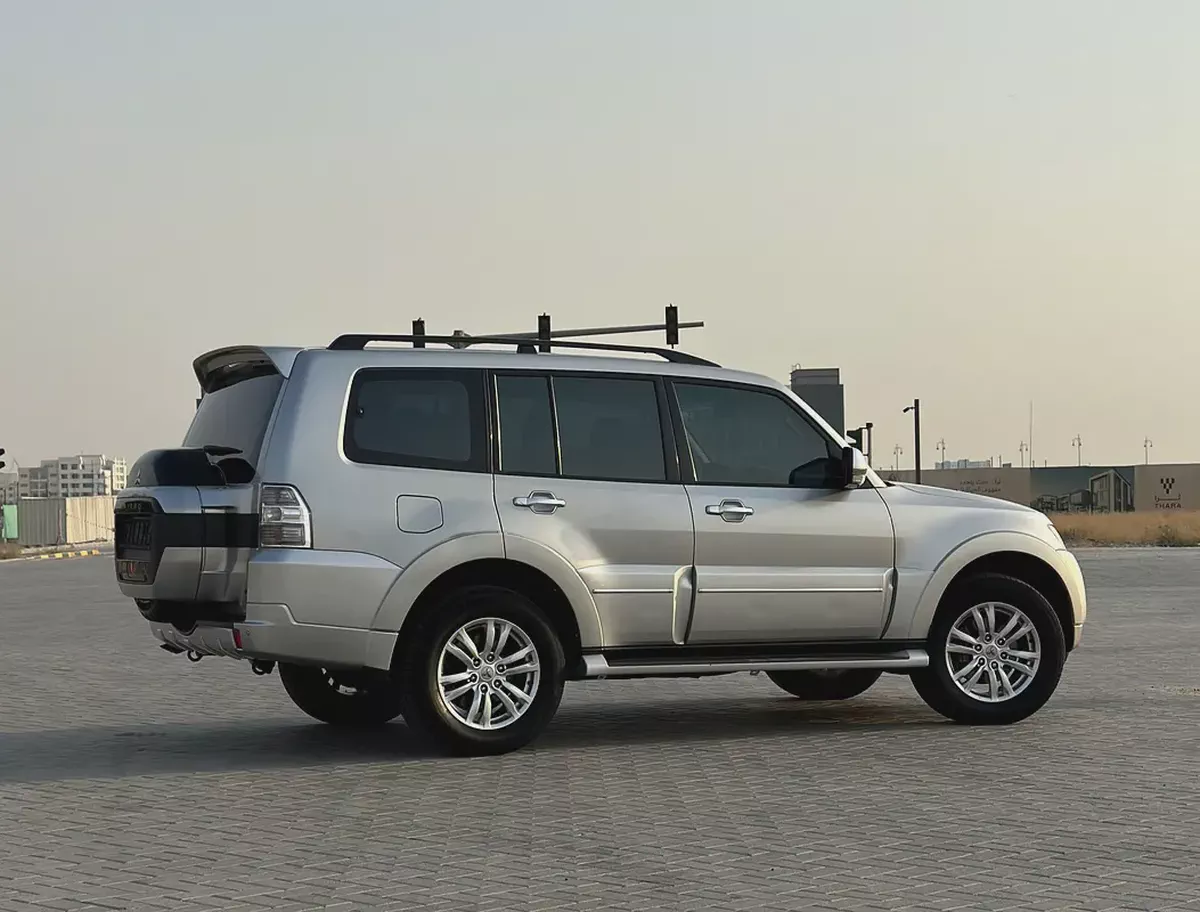 Pajero 2019 3.8 GLS Top Line | GCC | Full Option | Excellent Condition-5-5