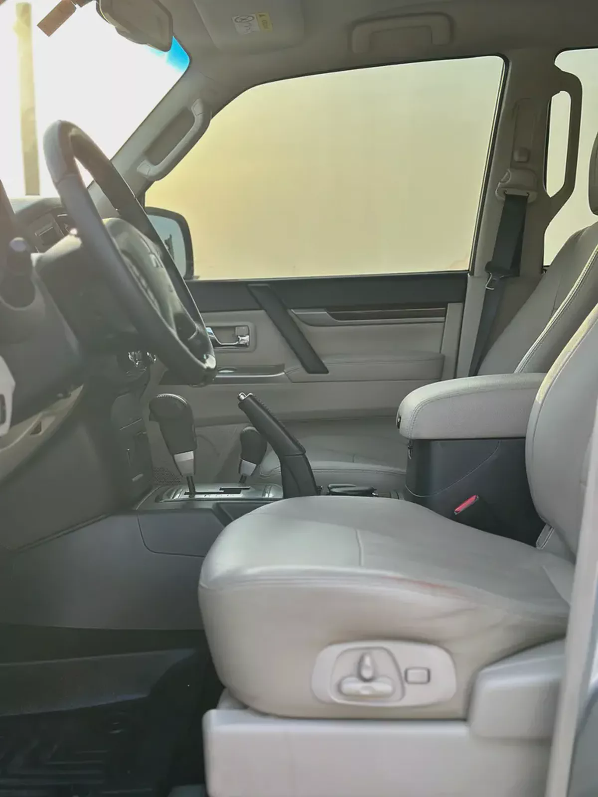 Pajero 2019 3.8 GLS Top Line | GCC | Full Option | Excellent Condition-8-8