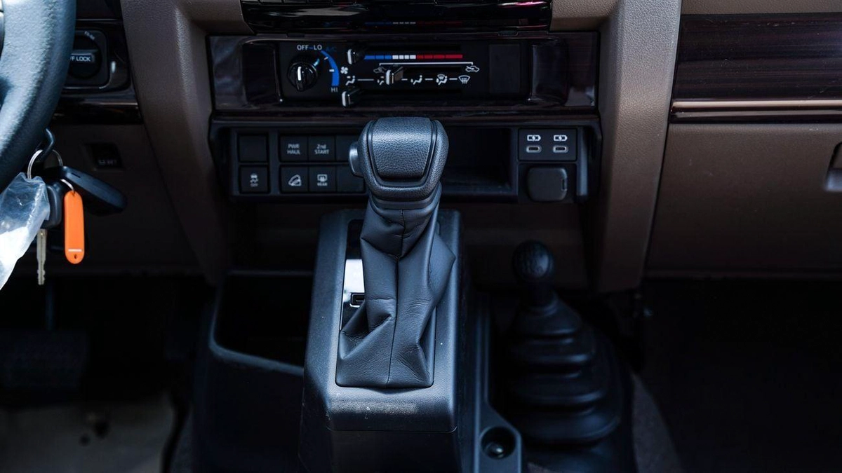 Toyota Land Cruiser 70 LC76 4.0L PTR 26 YM AT-7-0