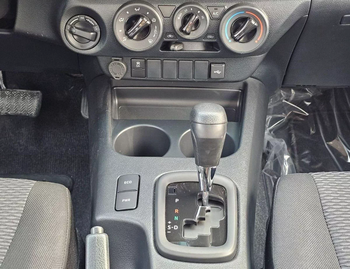 Toyota Hilux NARROW BODY DOUBLE CABIN NARROW BODY BASIC || DOUBLE CABIN / 2.7L PETROL V4 A/T / BED LINER | WINDOW VISOR | REAL CHROME BUMP-17-0