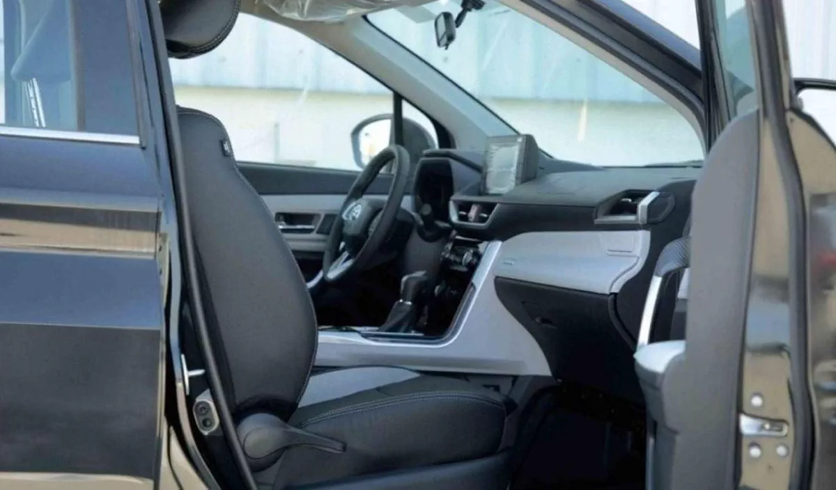 Toyota Veloz GX Toyota Veloz V 1.5 - Black inside Black 2025-10-0