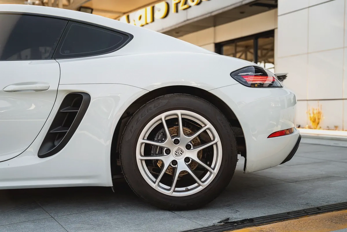 Porsche 718 Cayman 2023 Agency Warranty GCC 2.0L Turbo 4 Cylinders Low Mileage Full Service History