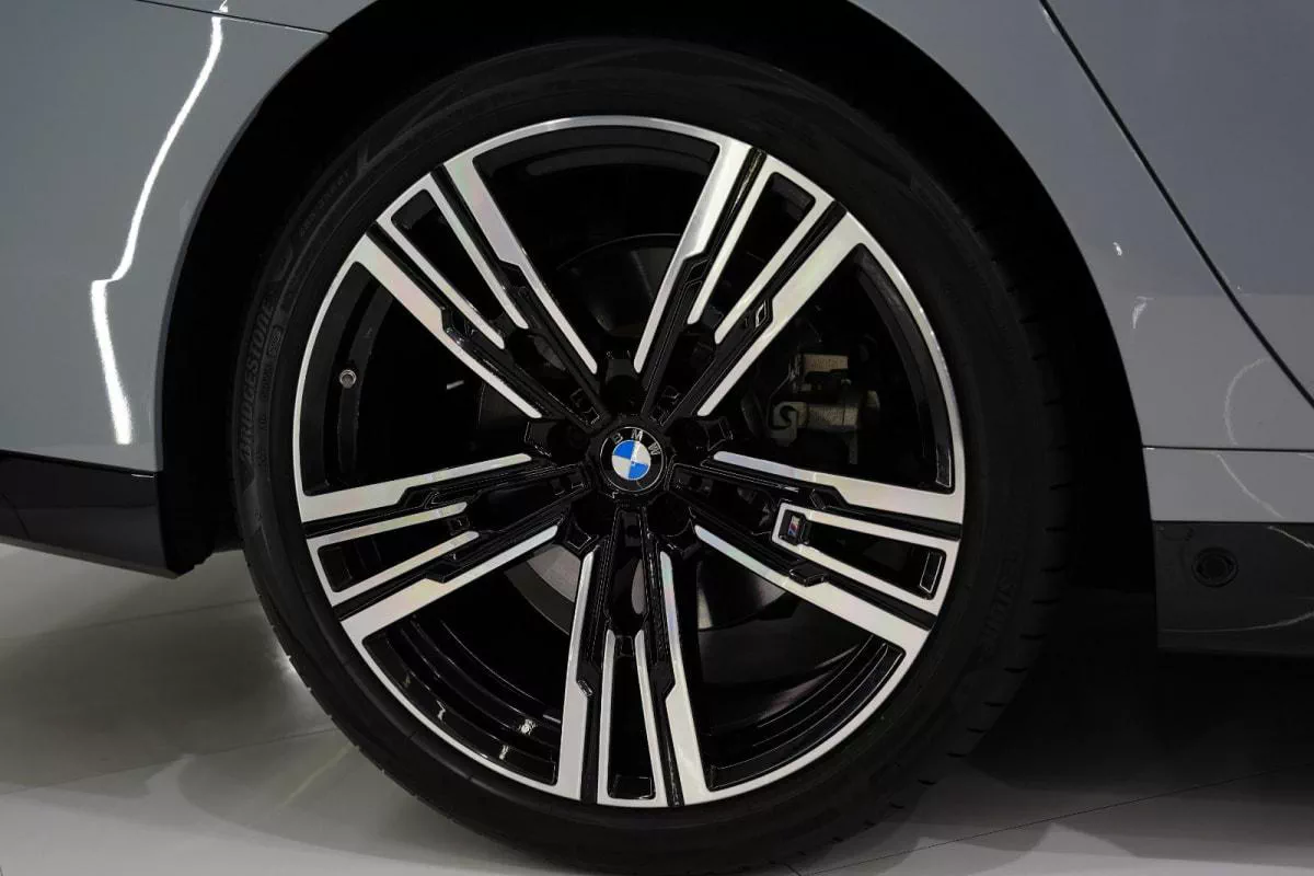 BMW 740i M Sport-8-8