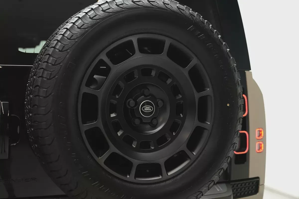 2025 Land Rover Defender 110 Octa with Warranty-19-19