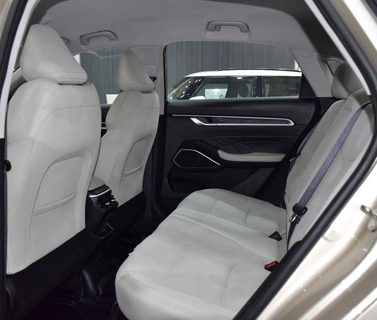 Geely Emgrand 1.5L ( 2024 Model ) in Golden Color GCC Specs-12-12
