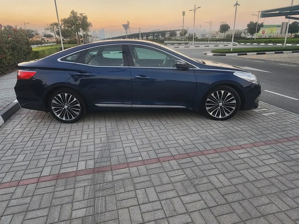 Hyundai Azera 2015  Panoramic sunroof  V6 3.0L|| GCC specs || well maintained