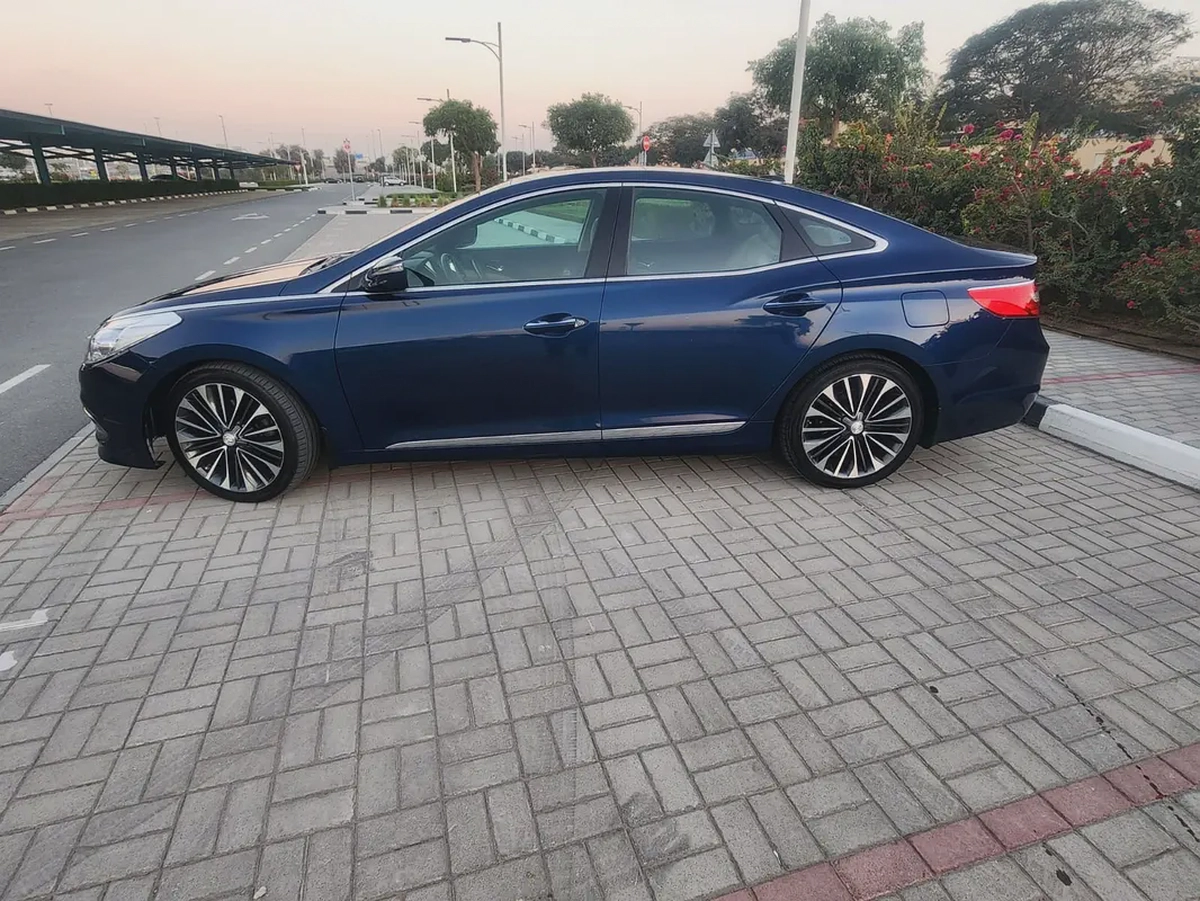 Hyundai Azera 2015  Panoramic sunroof  V6 3.0L|| GCC specs || well maintained-3-3