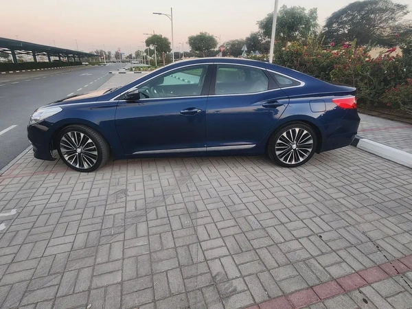 Hyundai Azera 2015  Panoramic sunroof  V6 3.0L|| GCC specs || well maintained