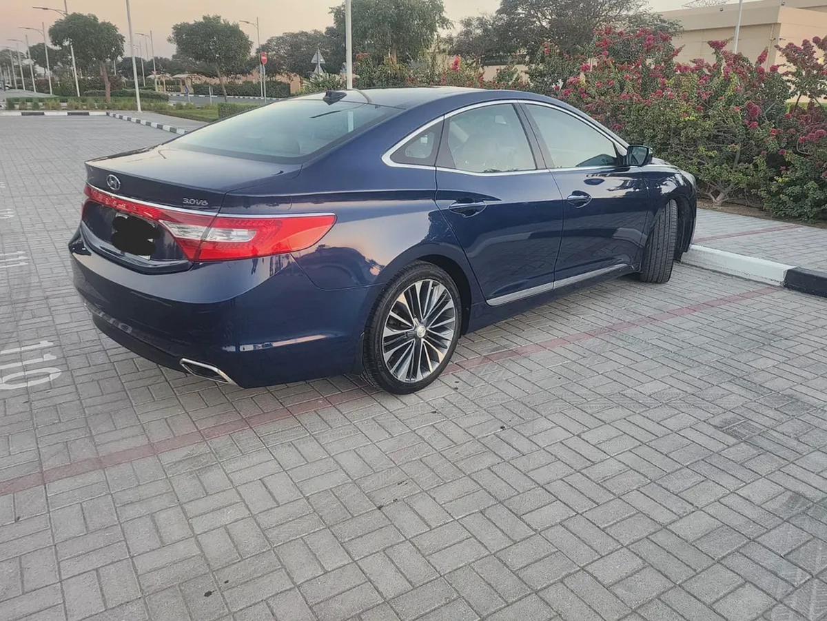 Hyundai Azera 2015  Panoramic sunroof  V6 3.0L|| GCC specs || well maintained-5-5