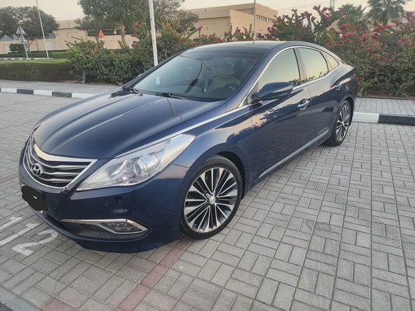 Hyundai Azera 2015  Panoramic sunroof  V6 3.0L|| GCC specs || well maintained