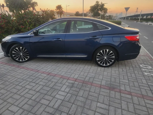 Hyundai Azera 2015  Panoramic sunroof  V6 3.0L|| GCC specs || well maintained