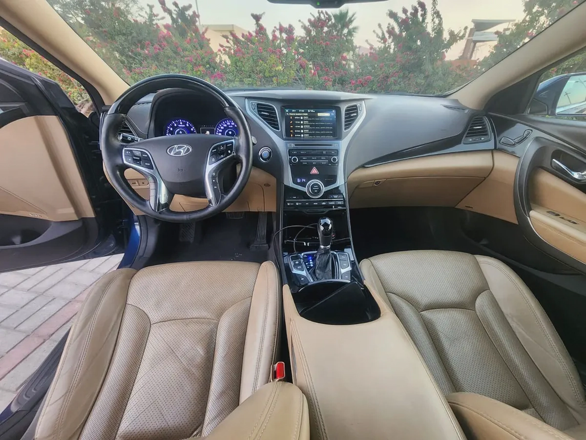 Hyundai Azera 2015  Panoramic sunroof  V6 3.0L|| GCC specs || well maintained-8-8