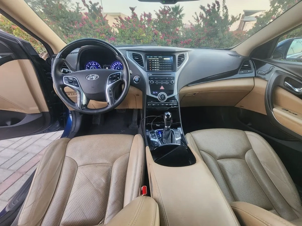Hyundai Azera 2015  Panoramic sunroof  V6 3.0L|| GCC specs || well maintained
