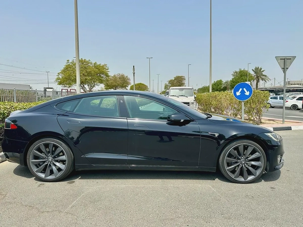 2017 Tesla Model S 90D - GCC Specs