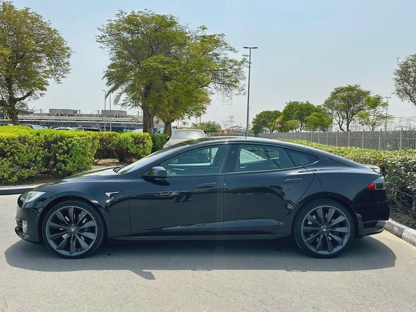 2017 Tesla Model S 90D - GCC Specs