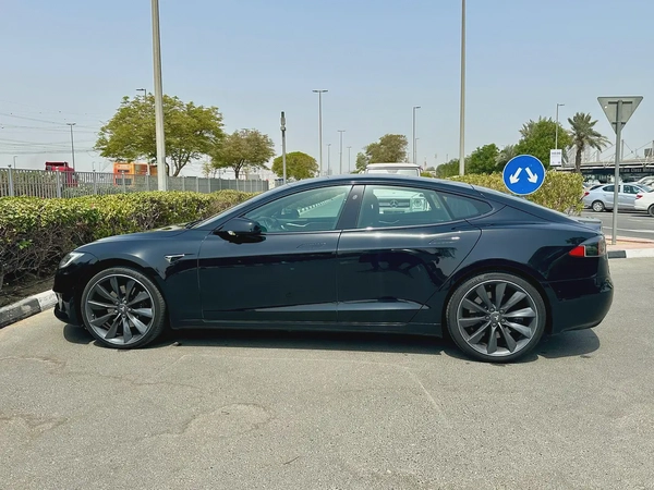 2017 Tesla Model S 90D - GCC Specs