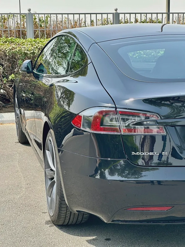 2017 Tesla Model S 90D - GCC Specs