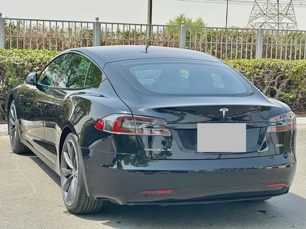 2017 Tesla Model S 90D - GCC Specs