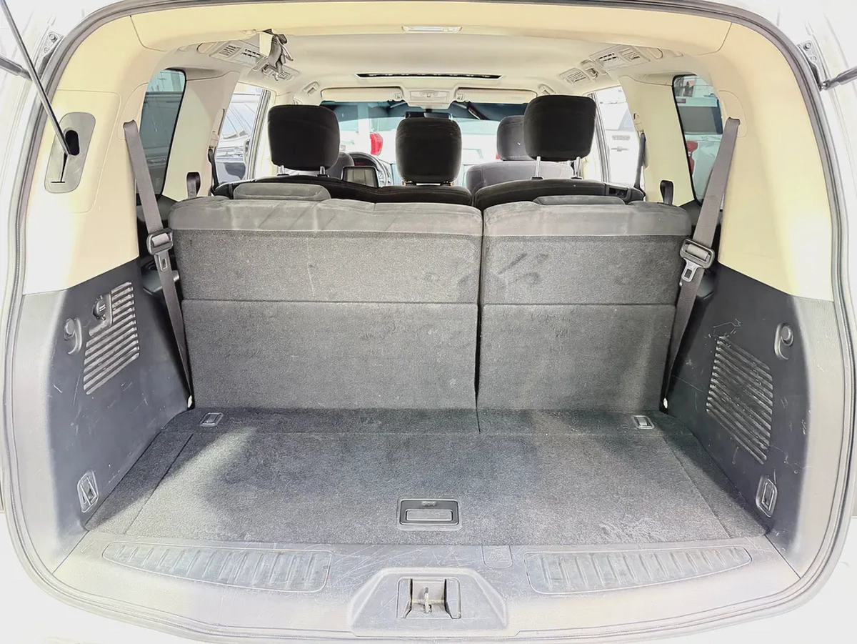 نيسان باترول SE V6 فضي / اسود خليجي Nissan Patrol SE V6 2018 - GCC Specs - Excellent Condition-12-12