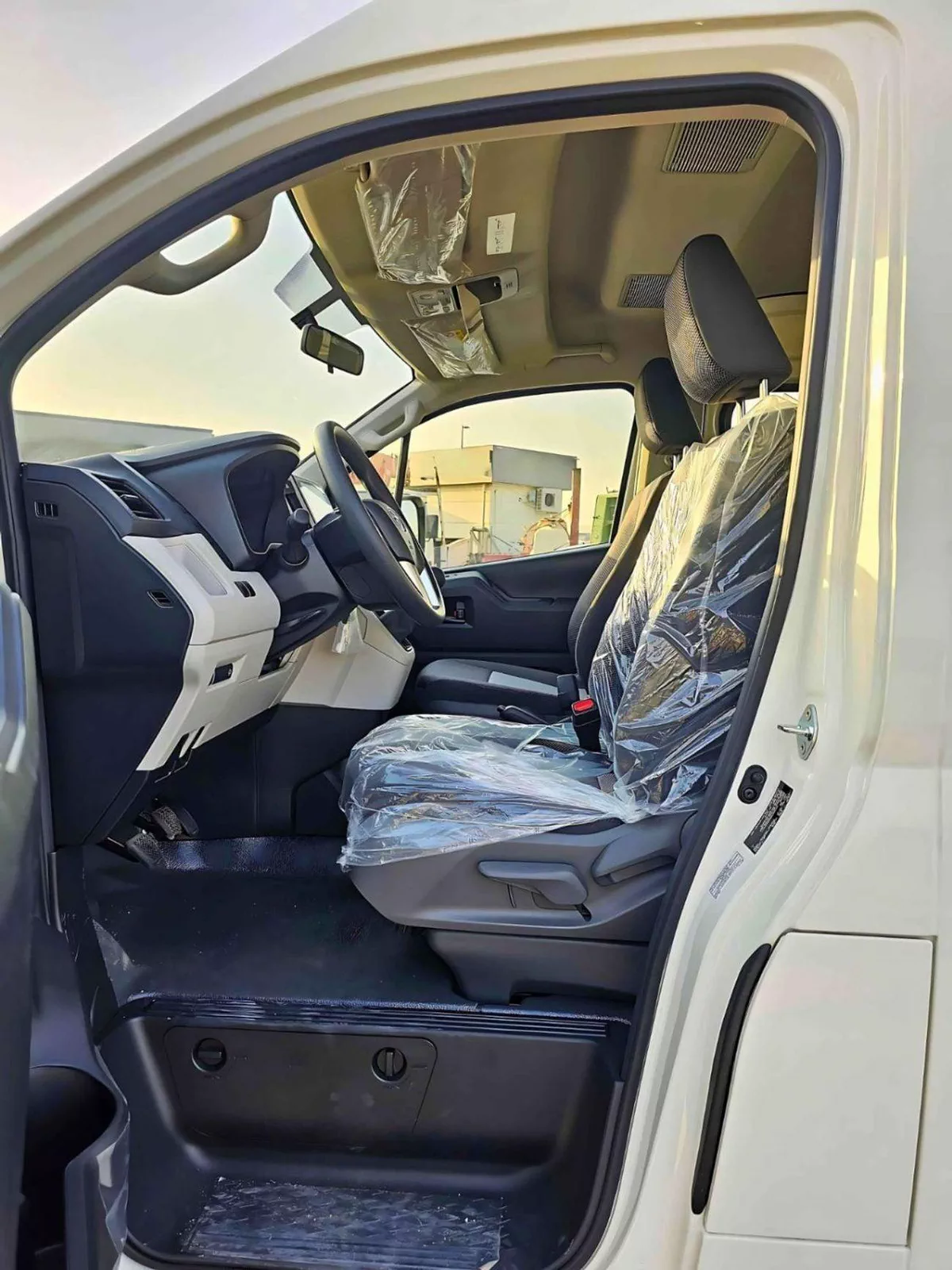 Toyota Hiace GL TOYOTA HIACE HIGHROOF DX  M/T / 2.8L V4 DIESEL BLACK BUMPER / DVD CAMERA  (CODE # HRDMDA )-9-0