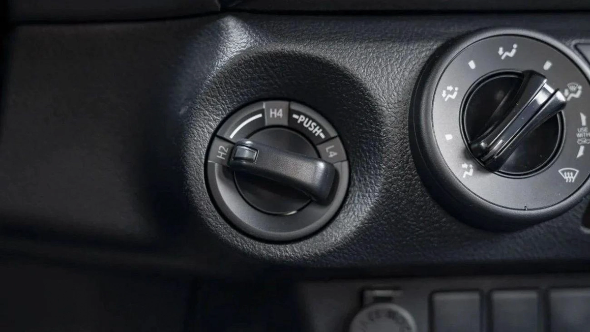 Toyota Hilux Toyota hilux 2.4L diesel mid option p.w MY24 for export only-6-6