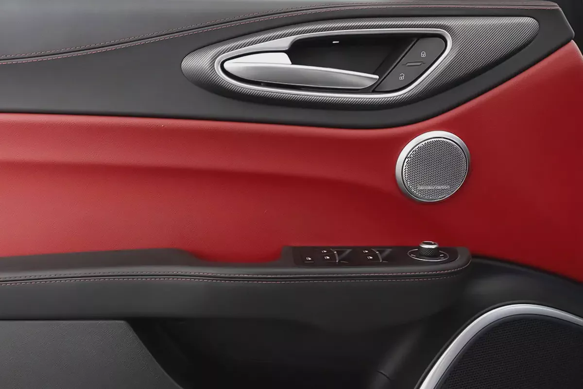 1,992 / 60 month’s | 0% DP | 2022 Alfa Romeo Giulia / Full-Service History-11-11