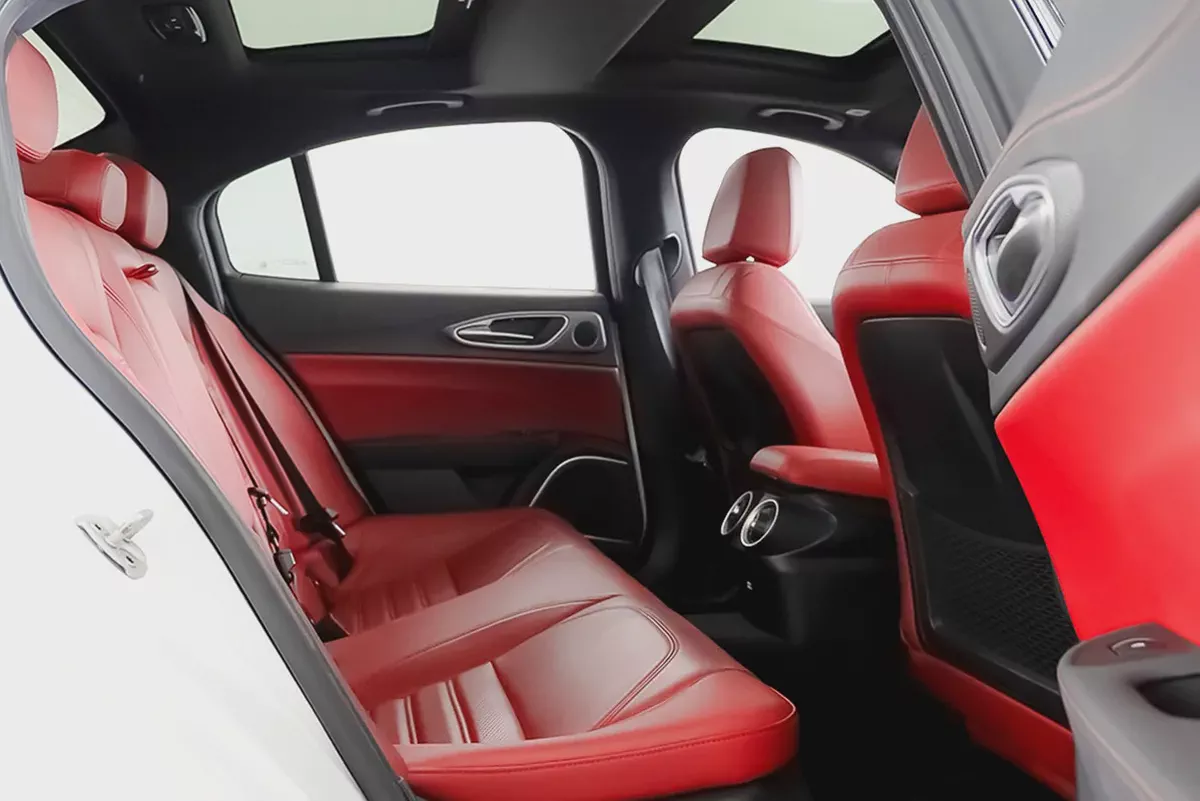 1,992 / 60 month’s | 0% DP | 2022 Alfa Romeo Giulia / Full-Service History-14-14