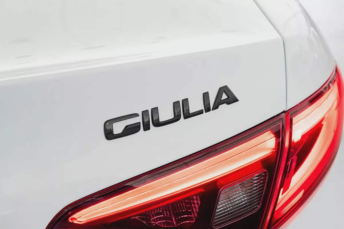 1,992 / 60 month’s | 0% DP | 2022 Alfa Romeo Giulia / Full-Service History-15-15