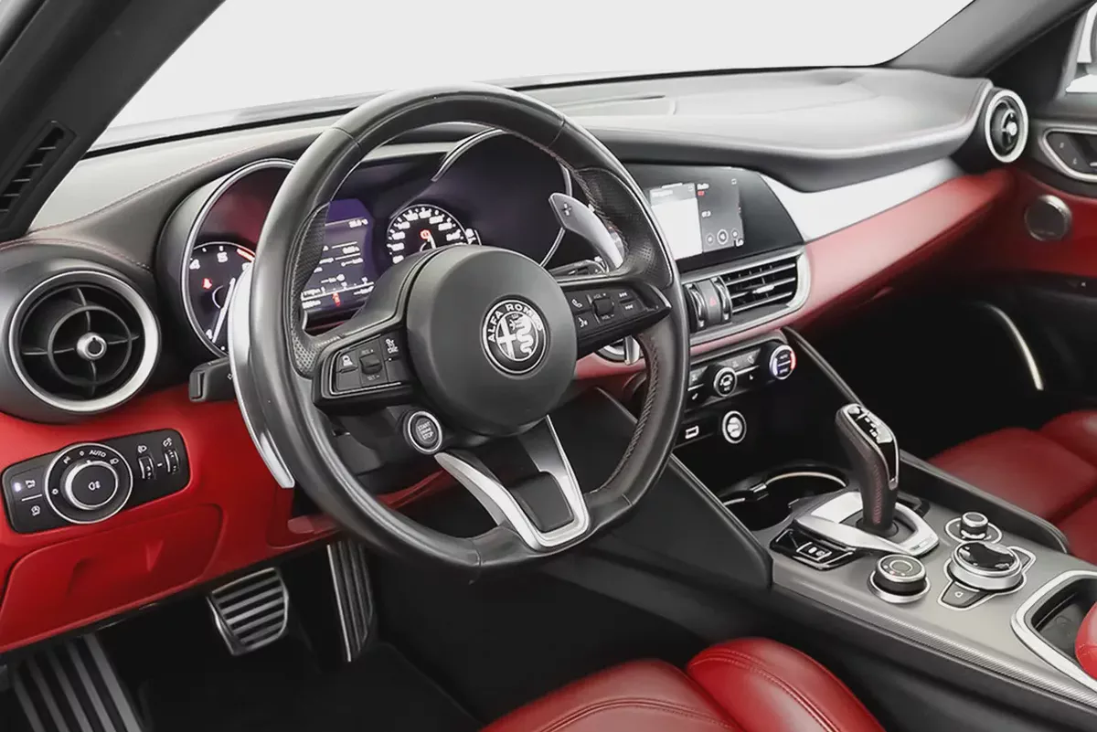 1,992 / 60 month’s | 0% DP | 2022 Alfa Romeo Giulia / Full-Service History-6-6