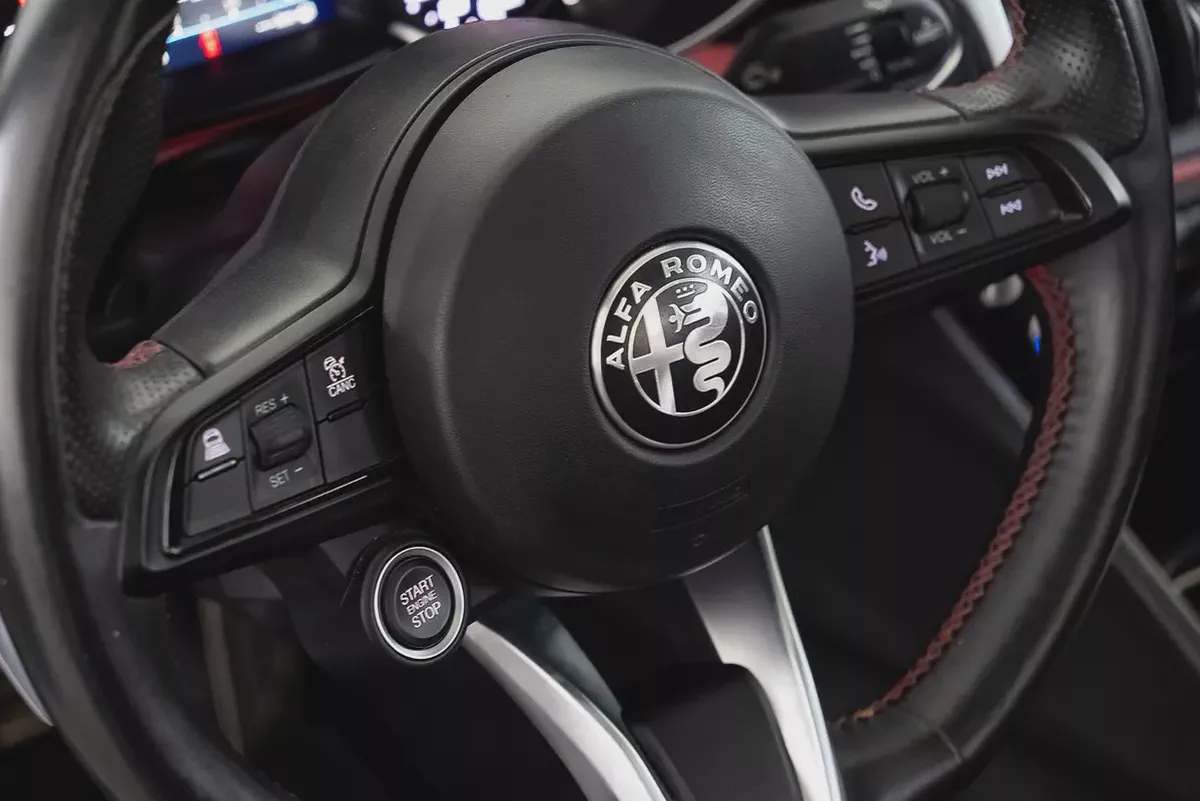 1,992 / 60 month’s | 0% DP | 2022 Alfa Romeo Giulia / Full-Service History-7-7