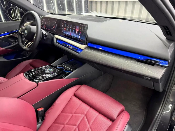 2025 BMW 520i | GCC | AGMC Warranty 2027 | AGMC Service 2027