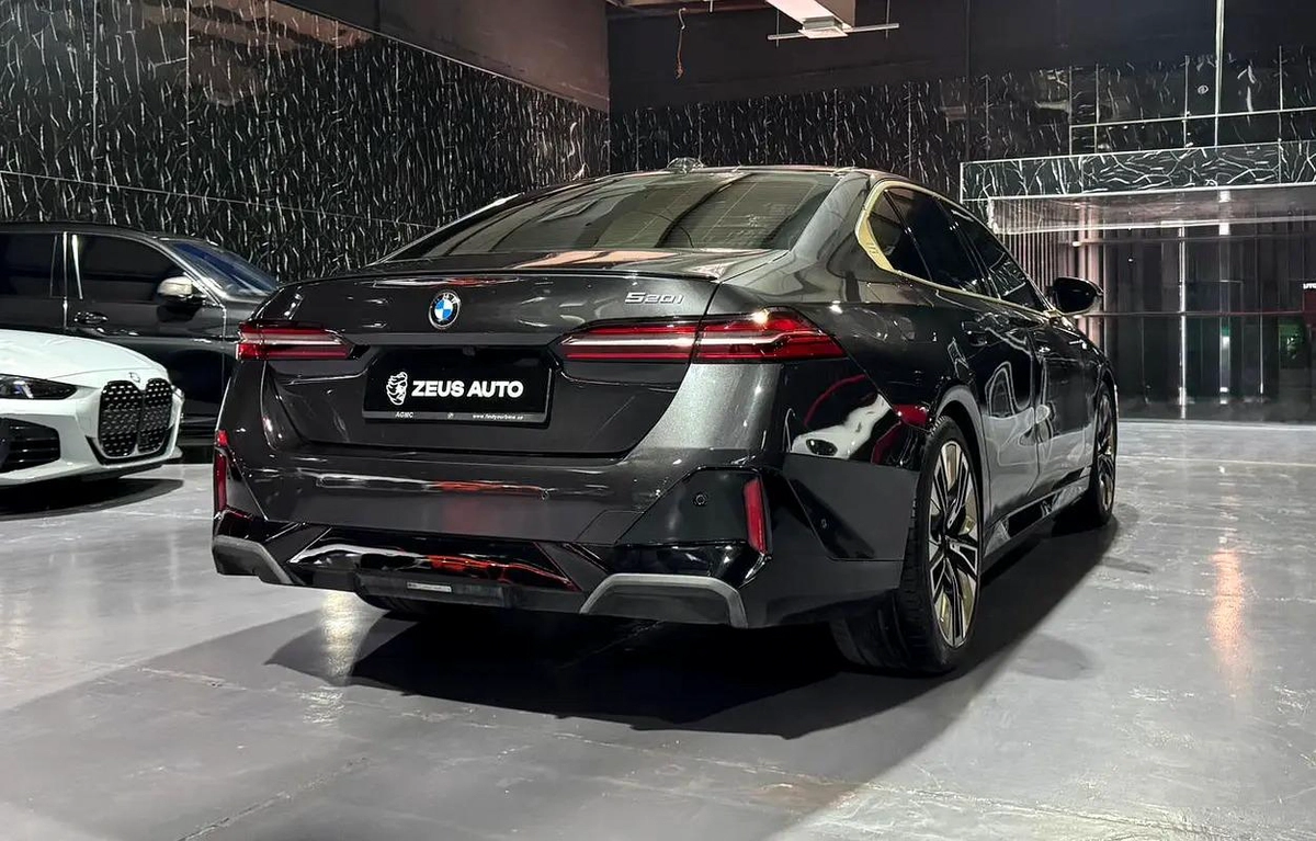 2025 BMW 520i | GCC | AGMC Warranty 2027 | AGMC Service 2027-2-2