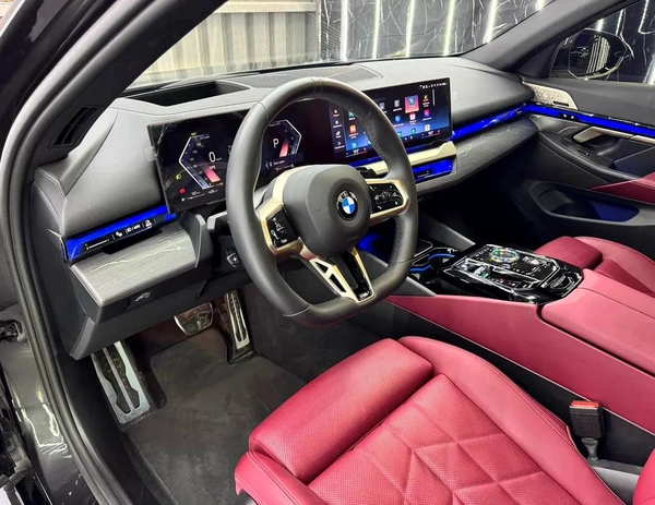 2025 BMW 520i | GCC | AGMC Warranty 2027 | AGMC Service 2027