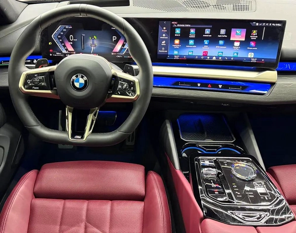 2025 BMW 520i | GCC | AGMC Warranty 2027 | AGMC Service 2027